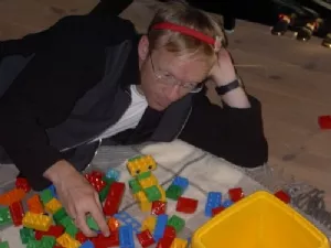 En øm far der leger med lego