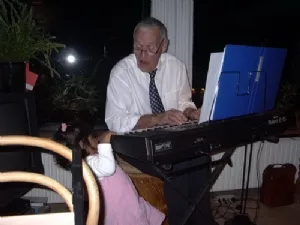 Farfar spiller klaver