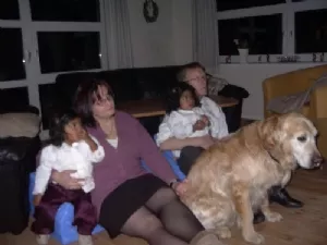 Fam. Nyborg i de nye sofaer