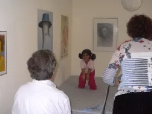 ... og kastede med puder