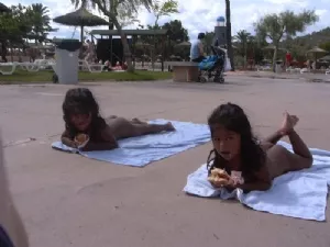 Badenymfer spiser sandwich