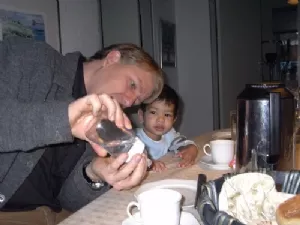 Niels låner sutteflasken