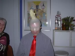 Far laver jule kylling til pigerne