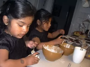 ... og formes kagerne!