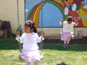 Storesøstre på gyngen nu...