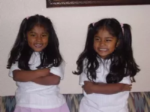 2 smukke piger klar til fotografering