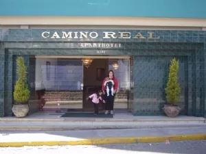 Indgangen til vores hotel