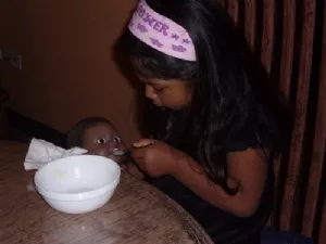 Dukken får resten af lillebrors mad