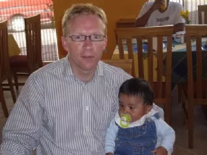 En bleg far med en træt søn