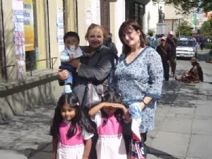 Ms. Melvy med pigerne og Sebastian