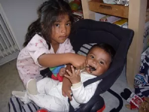 Lillebror får først...