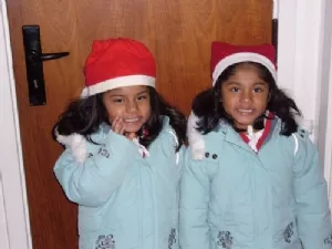 Nissepiger på vej til bal