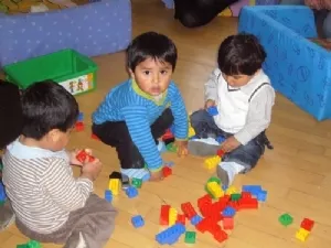 Tre Bolivianere leger med Lego