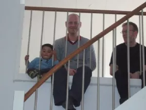 Drenge sidder på 1. salen og hygger