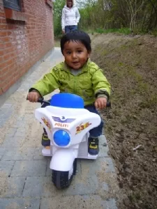 Fuld fart på motorcyklen udenfor