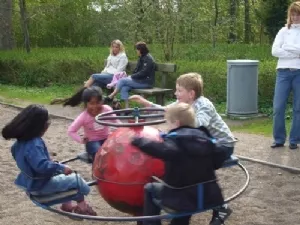 Fuld fart på karrusellen med fætrene