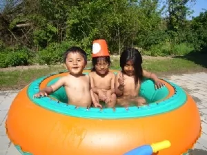 I bassinet med pigerne