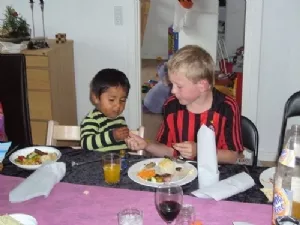 Fætrene deler maden