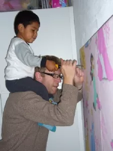 Mænderne hænger opslagstavle op!