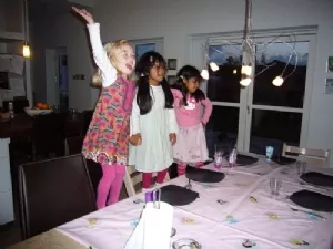 Emma, Maria og Christina danser på stolene