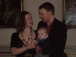 Det lykkelige brudepar med sønnen Emil