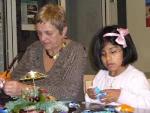 Mormor og Maria klipper julepynt