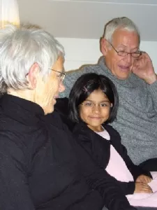 En smuk pige med Farmor og Farfar