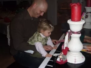 Onkel Thomas og Emilie spiller klaver