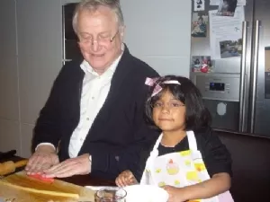 Bedstefar og Maria laver konfekt