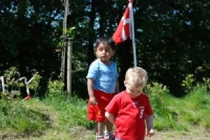 Sebastian på toppen af højen til sommerfest i Myretuen