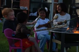 Snobrøds bagning i haven med Tobias (naboen)