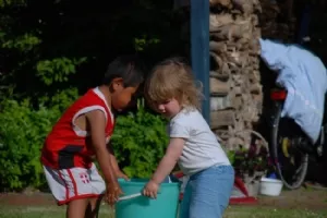 Sebastian og Emilie leger med vand