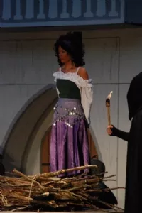 Nu bliver hun brændt på bålet