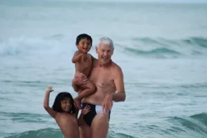 Farfar i bølgen med børnebørnene