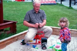 Og en bedstefar i sandkassen