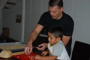 Juletradition med Henrik og Mette - drengene bager pebernødder...