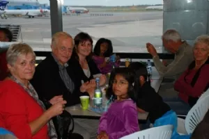 Spændte bedsteforældre, forældre og børn i København Lufthavn