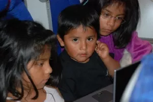 Vi ser DVD i flyveren fra Heatrow til Miami