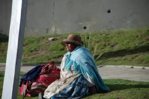 En fattig kone på legepladsen