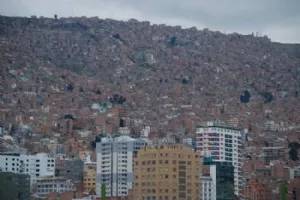 Bjergsiderne er klistret til med huse