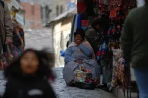 EN gadehandler som ikke ville fotograferes (måtte anvende telelinse)