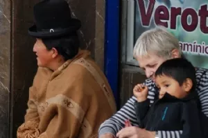 Moromor sætter sig ved siden af en lokal...