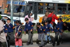 En flok skolebørn på Prada'en