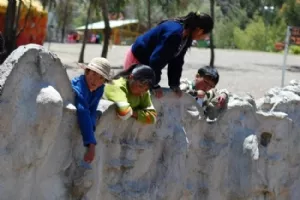 Bolivianske børn ser på bjørnene sammen med os