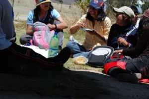 Bolivianske unge spiser medbragt mad (skudt fra hoften)