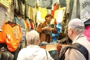 Der handles bukser til de mindre piger på børnehjemmet