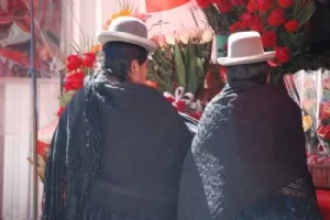 Et par Aymara kvinder køber blomster