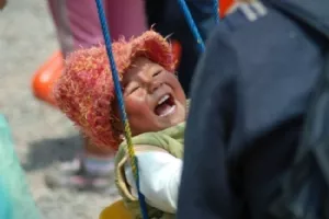 En glad bolivianitos i gyngen