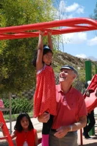 Farfar, Maria og Christina øver sig i armgang