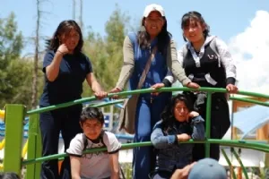 Unge tager optsilling til gruppe billede (jeg tog lige et par billeder også)